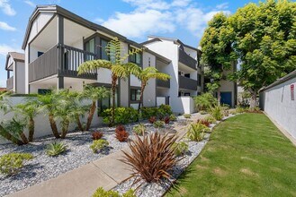 Beachpoint Apartments in Huntington Beach, CA - Foto de edificio - Building Photo