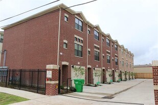 2710 Hullsmith Dr in Houston, TX - Building Photo