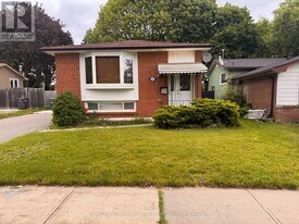 215 Archdekin Dr in Brampton, ON - Building Photo