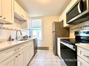 37 Davis Sq, Unit PH9 in Somerville, MA - Building Photo - Building Photo