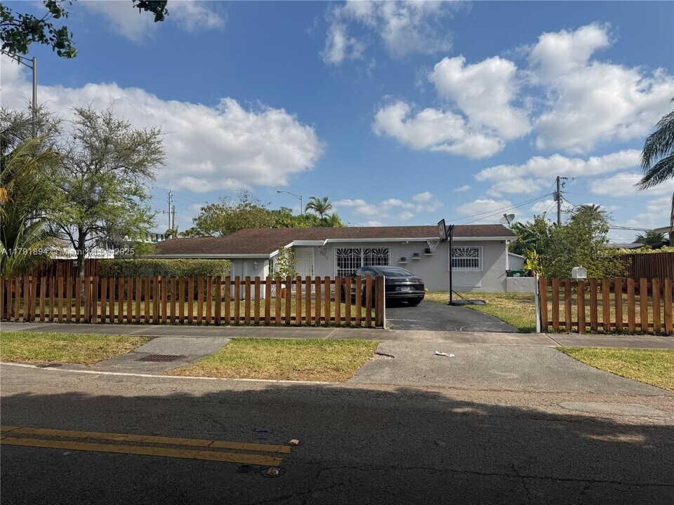 8675 SW 27th Ln in Miami, FL - Building Photo