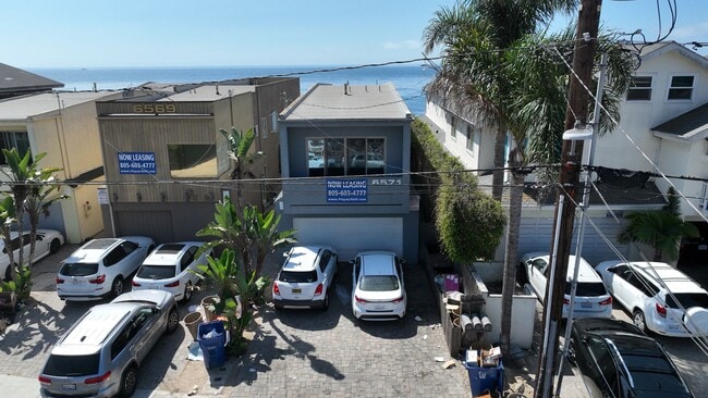 6571 Del Playa Dr in Goleta, CA - Foto de edificio - Building Photo