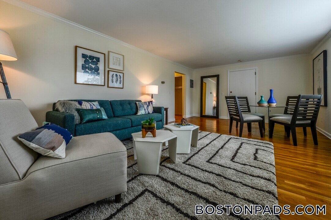 8 Captain Parker Arms in Lexington, MA - Building Photo