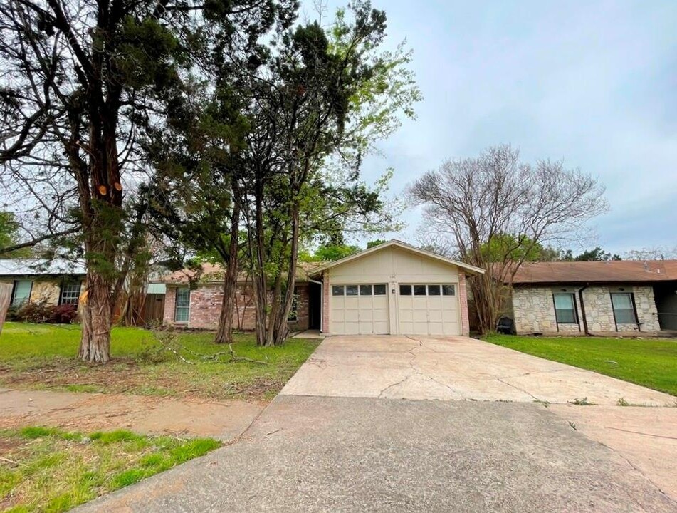 1107 Spearson Ln in Austin, TX - Foto de edificio