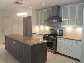 6832 Mindello St in Coral Gables, FL - Foto de edificio - Building Photo