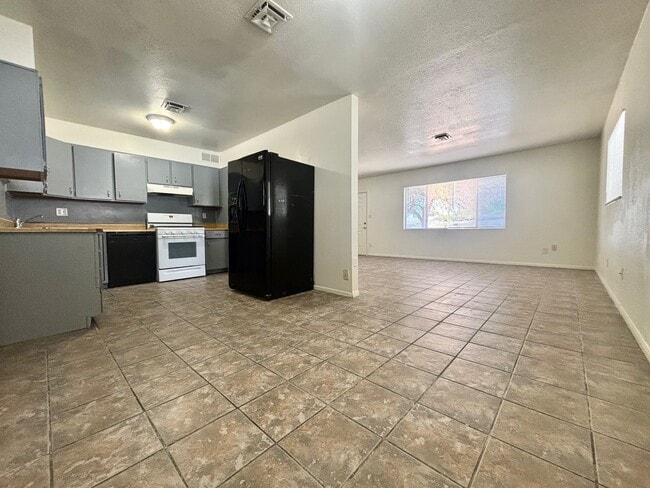 5220 Apple Valley Ln in Las Vegas, NV - Building Photo - Building Photo