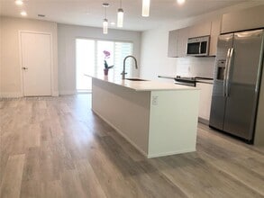2561 NE 193rd St in Miami, FL - Building Photo - Building Photo