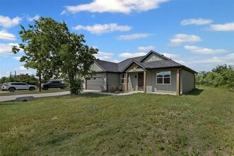 6111 Collins Ct in Granbury, TX - Building Photo - Building Photo