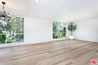 301 Rexford Dr in Beverly Hills, CA - Foto de edificio - Building Photo