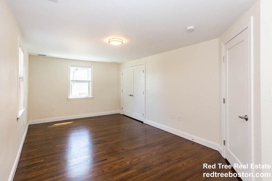 77 Rock Glen Rd, Unit 1 in Medford, MA - Building Photo