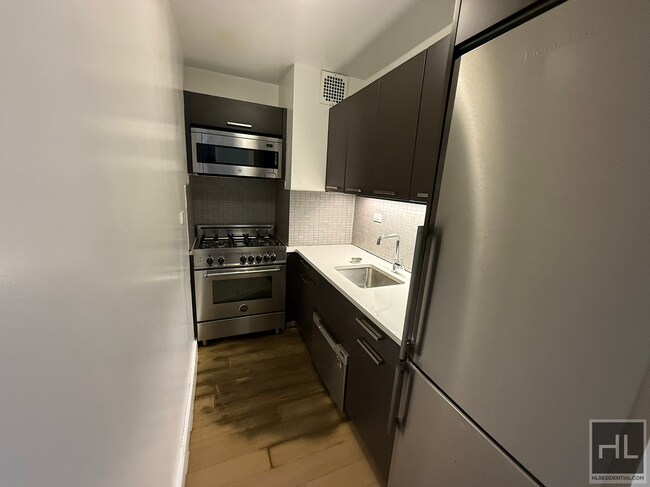 East 39th Street in New York, NY - Building Photo - Building Photo