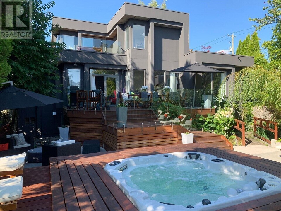 1233-1211 11th St in West Vancouver, BC - Building Photo