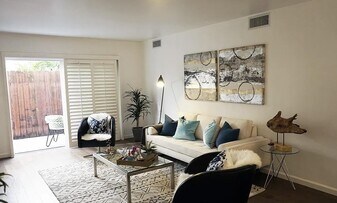 1045 Kings Rd in West Hollywood, CA - Building Photo