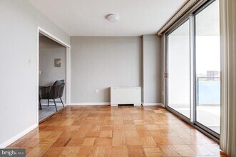 10500 Rockville Pike in Rockville, MD - Building Photo - Building Photo