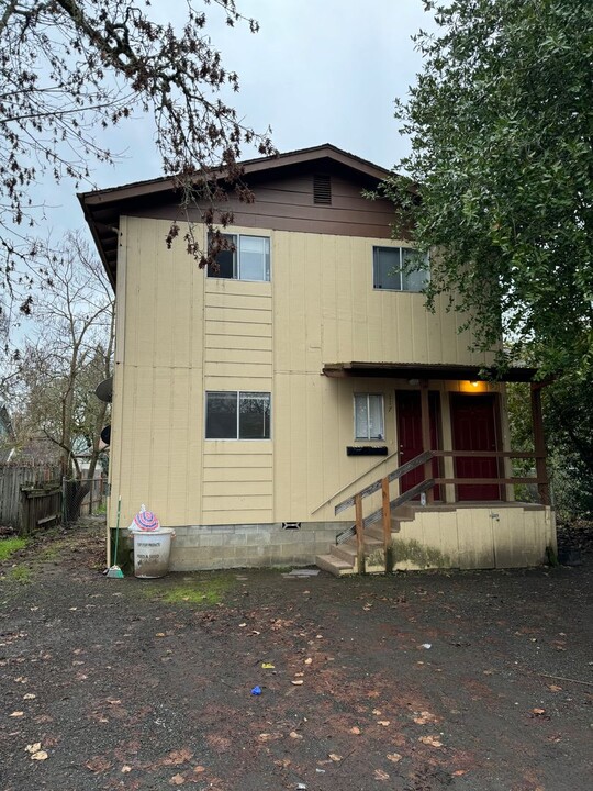 115 SE Mosher Ave in Roseburg, OR - Building Photo