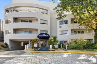 100 Cutter Mill Rd in Great Neck, NY - Foto de edificio - Building Photo