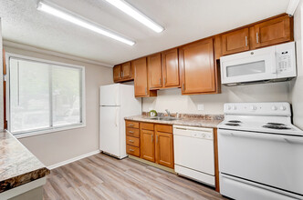 Poplar Ridge Apartments in Fort Wayne, IN - Building Photo - Building Photo