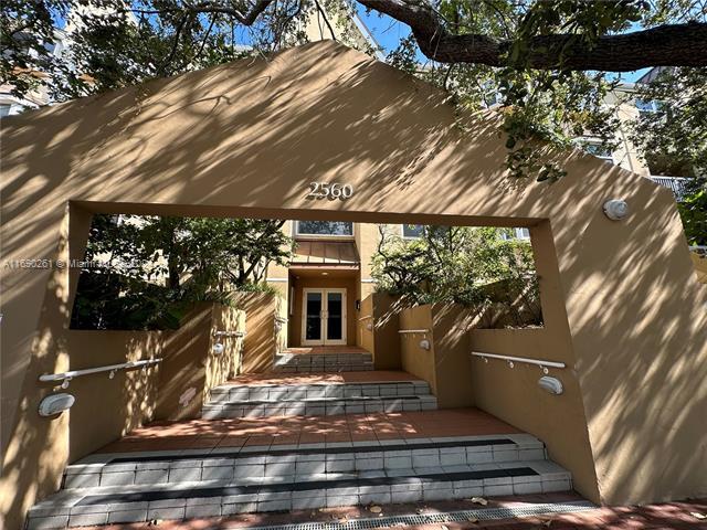 2560 Tigertail Ave in Miami, FL - Foto de edificio