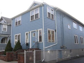 52 Woods Ave, Unit 2 in Somerville, MA - Foto de edificio - Building Photo