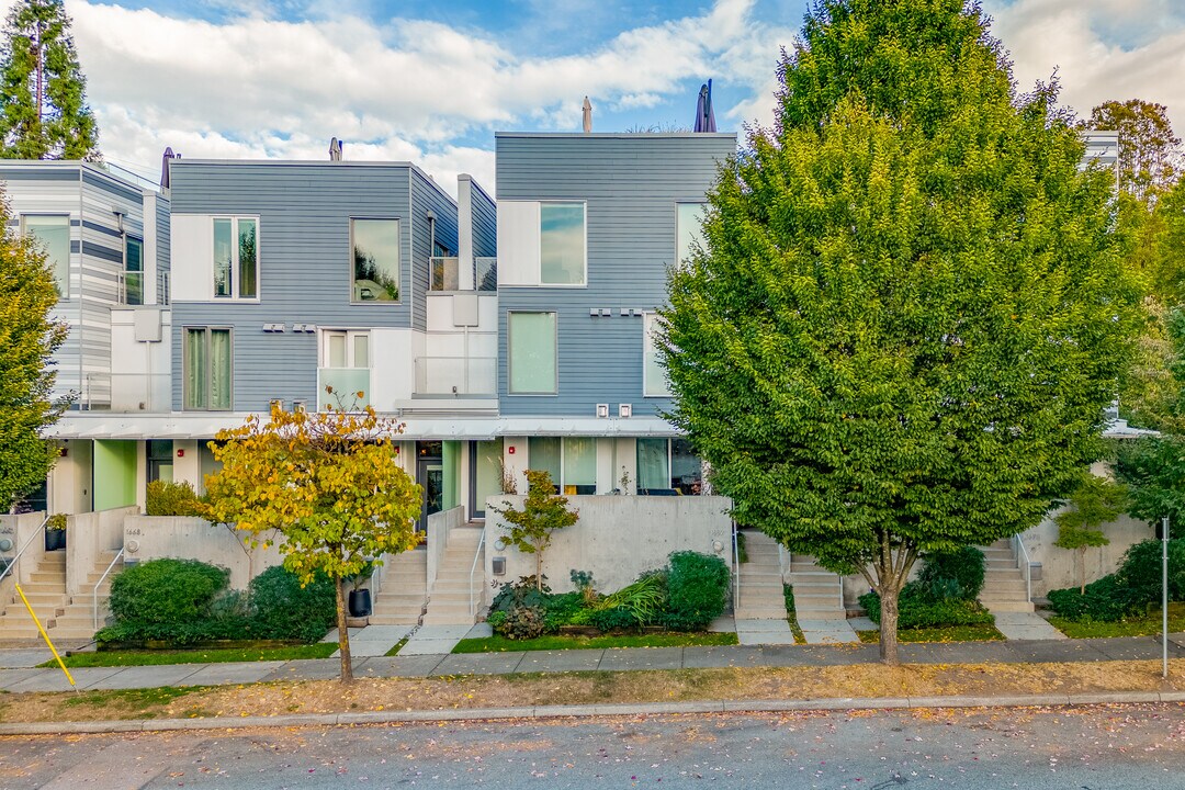 Grandview Cascades in Vancouver, BC - Building Photo