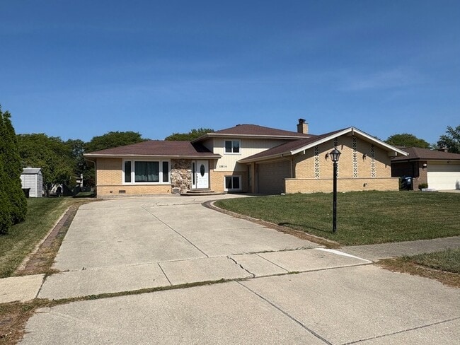 1814 Holly Ave in Darien, IL - Building Photo - Building Photo