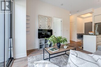 9090-9090 Yonge St in Richmond Hill, ON - Building Photo - Building Photo