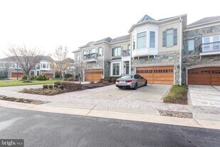 18353 Fairway Oaks Square in Leesburg, VA - Building Photo