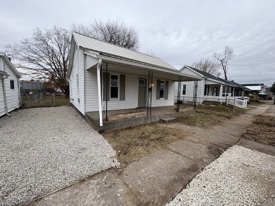 233 Chestnut St in Newcomerstown, OH - Building Photo
