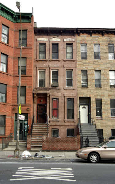 121 Lewis Ave in Brooklyn, NY - Foto de edificio