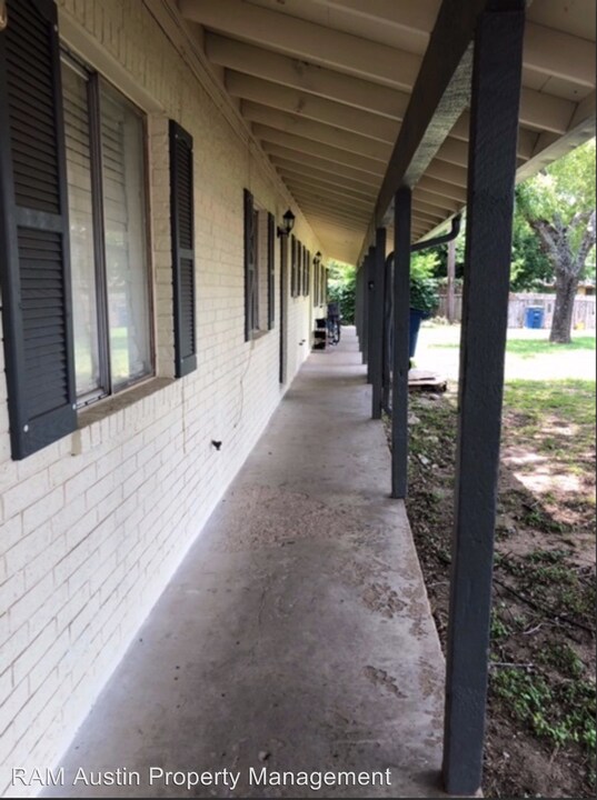 1105 N Meadows Dr in Austin, TX - Foto de edificio