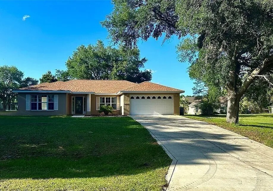 826 Berry Hill Cir in Fruitland Park, FL - Building Photo