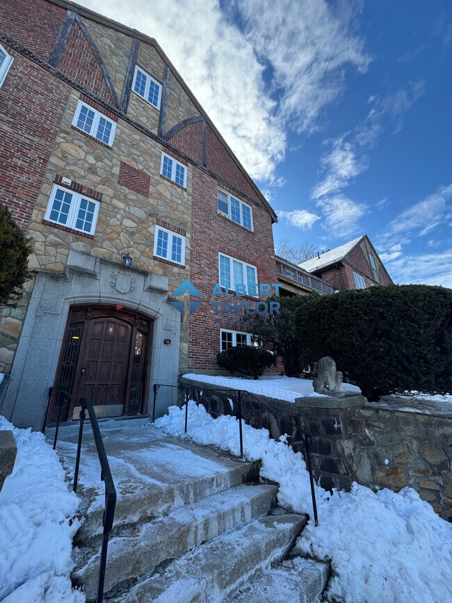 14 Mount Ida St, Unit 1 in Newton, MA - Foto de edificio - Building Photo