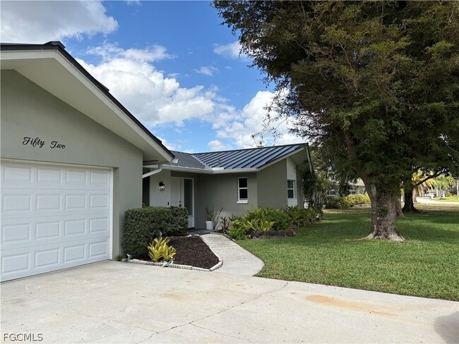 5652 Eichen Cir in Ft. Myers, FL - Building Photo - Building Photo