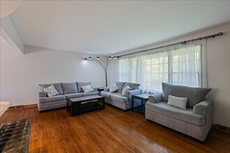 33 Half Day Rd in Lincolnshire, IL - Building Photo - Building Photo