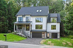 9615 Locust Hill Dr, Unit 2 Bedroom 3185-510 in Great Falls, VA - Building Photo