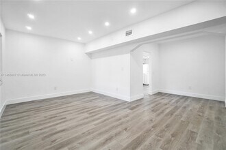 3041 NW 15th St-Unit -3041 in Miami, FL - Foto de edificio - Building Photo