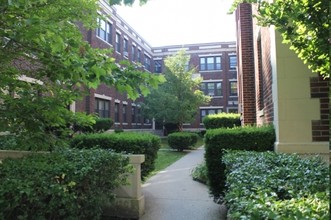 Parkway Manor Apartments in Roslindale, MA - Foto de edificio - Building Photo