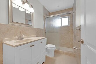 8 NE 14th Ave, Unit 2 in Pompano Beach, FL - Foto de edificio - Building Photo