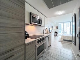 1300 Brickell Bay Dr, Unit 1813 in Miami, FL - Building Photo