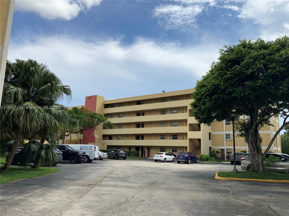 9280 Fontainebleau Blvd in Miami, FL - Building Photo