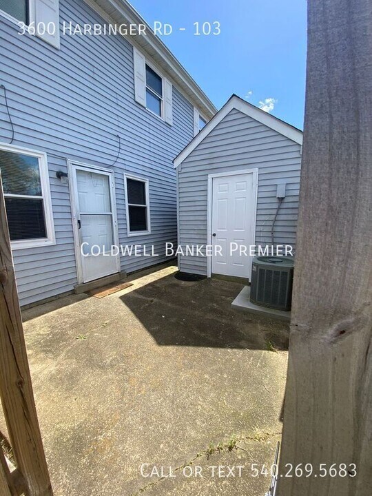3600 Harbinger Rd in Virginia Beach, VA - Building Photo