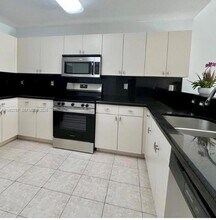 11202 NW 83rd St in Doral, FL - Foto de edificio - Building Photo