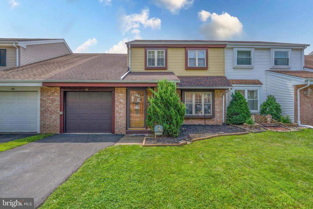68 Greenwoods Dr in Horsham, PA - Building Photo