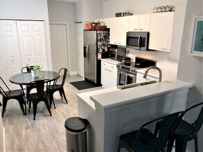 2233 Ensenada Terrace in Weston, FL - Foto de edificio - Building Photo