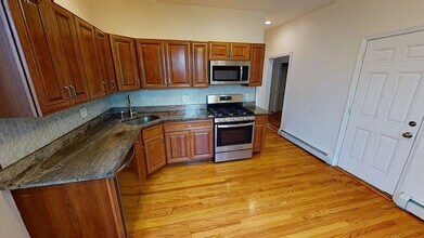 55 Hazleton St, Unit 2 in Boston, MA - Foto de edificio - Building Photo