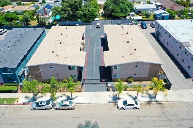Leslie Manor in El Cajon, CA - Foto de edificio - Building Photo