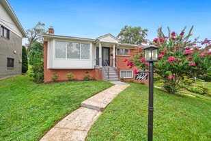 1446 Roxanna Rd NW in Washington, DC - Building Photo