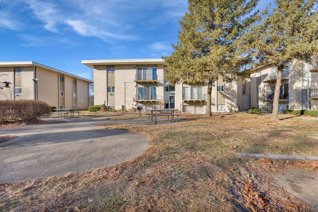 2811 Pembroke Ln in St. Joseph, MO - Building Photo