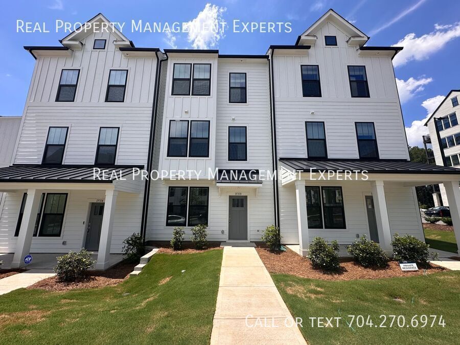 15310 Ballancroft Pkwy in Charlotte, NC - Building Photo