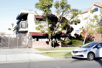 Dickens Courtyard 6 in Sherman Oaks, CA - Building Photo - Building Photo